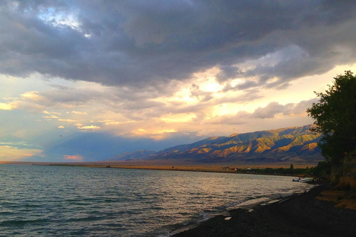 Закат на озере Алаколь с горами